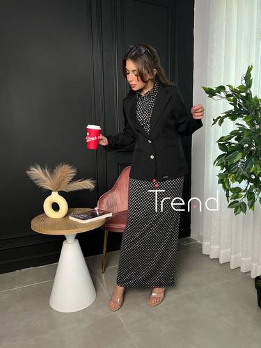 طقم جاكيت اسود وبلوزة كت  - L