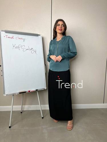 بلوزة ساتان بسلاسل ذهبية  - XL