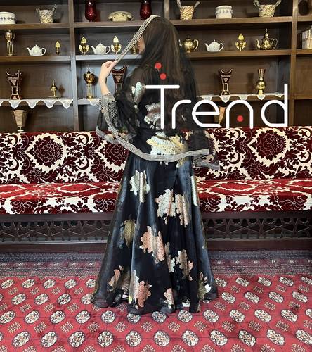 جلابية  اسود مطرزة  بوردات ذهبي مع طرحة راس  - S