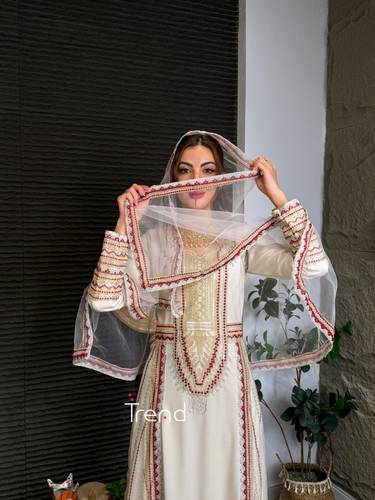 جلابية تراثية بيج مطرزة مع طرحة - 4XL
