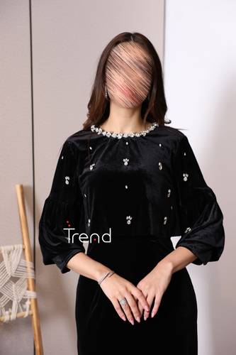 فستان أسود مخملي طويل بتطريز ناعم وأكمام واسعة - 2XL