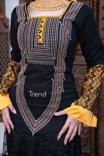 جلابية مطرزة بطرحة راس ومنديل اصفر - 3XL