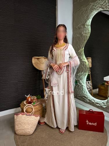 جلابية تراثية بيج مطرزة مع طرحة - 4XL