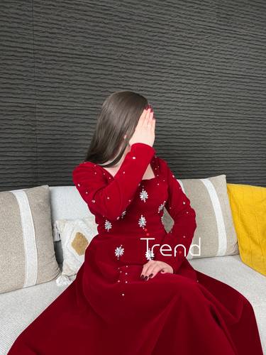 فستان احمر مخملي مرصع بالكرستال باكمام - M