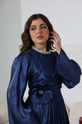فستان انيق كحلي مزين بورده على الخصر  - XL