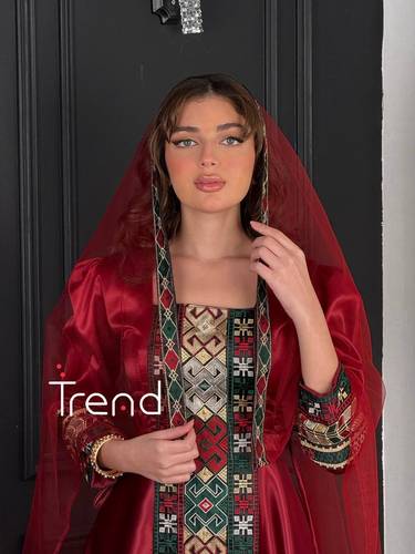 جلابية احمر خضراء مطرزة بطرحة راس - XL