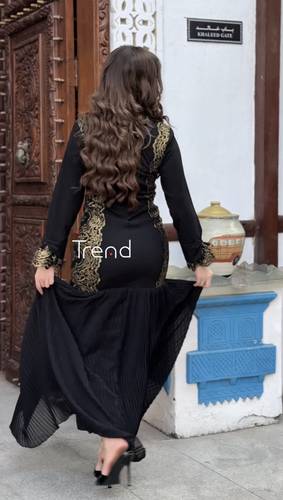 فستان كريب اسود ملكي بدانتيل ذهبي - XL