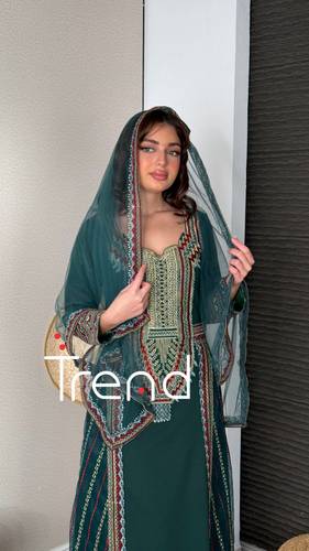 جلابية طويلة خضراء مطرزة مع طرحة  - 5XL