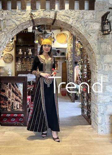 جلابية اسود مع طرحة سوداء مطرزة  - 5XL