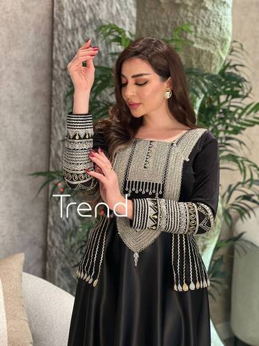 جلابية طويل اسود مطرزة  - S