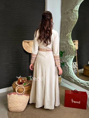 جلابية تراثية بيج مطرزة مع طرحة - 4XL