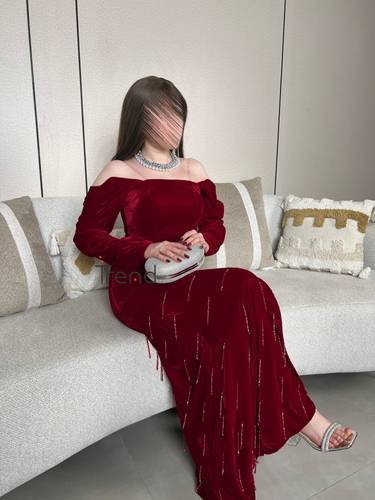 فستان عنابي مخملي بفتحه جانبيه وكرستالات منسدله - 2XL