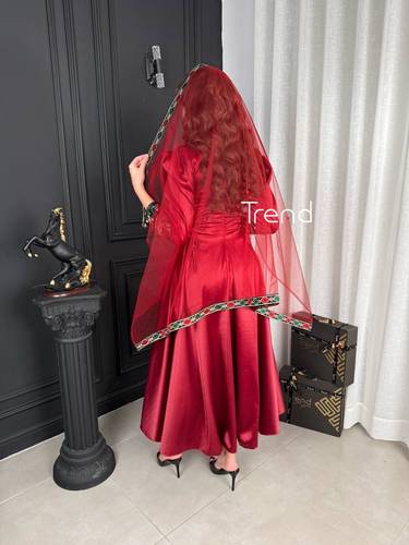 جلابية احمر خضراء مطرزة بطرحة راس - XL