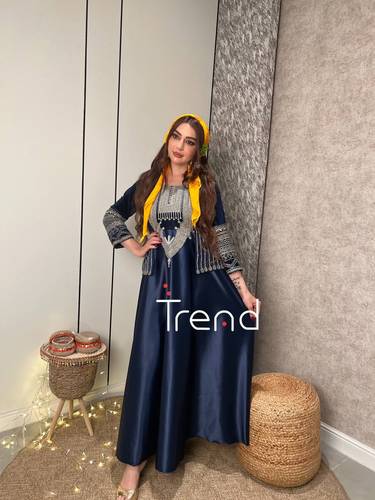 جلابية كحلية مطرزة مع منديل اصفر - 3XL
