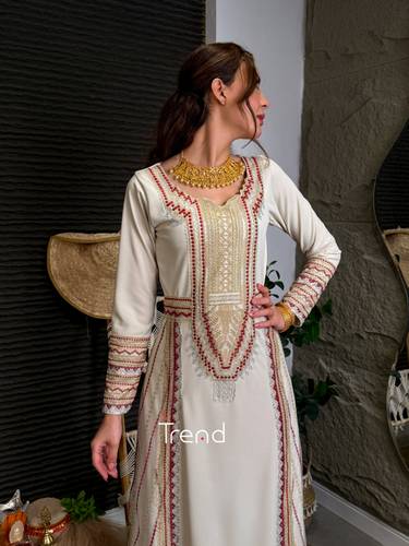 جلابية تراثية بيج مطرزة مع طرحة - 4XL