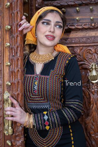 جلابيه مطرزة مع طرحة راس سودا وشال اصفر - 2XL