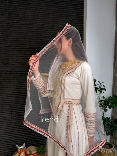 جلابية تراثية بيج مطرزة مع طرحة - 4XL