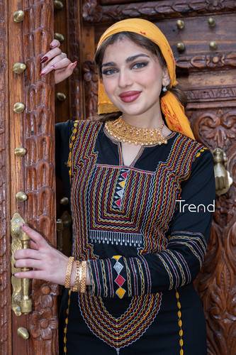 جلابيه مطرزة مع طرحة راس سودا وشال اصفر - 2XL
