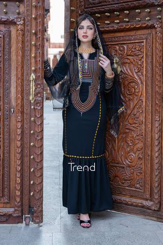 جلابيه مطرزة مع طرحة راس سودا وشال اصفر - 2XL