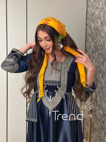 جلابية كحلية مطرزة مع منديل اصفر - 3XL