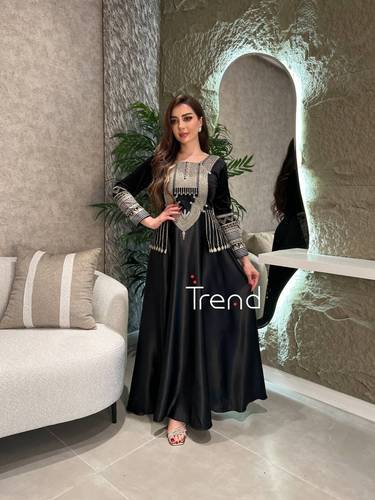 جلابية طويل اسود مطرزة  - S