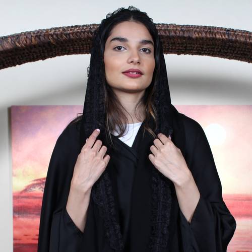 طرحة سوداء بأطراف دانتيل