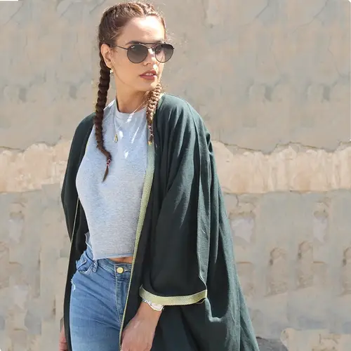 عباية ملونة بأطراف قيطان ذهبي