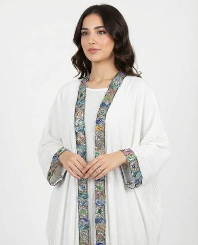 عباية بيضاء بأطراف مطرزة