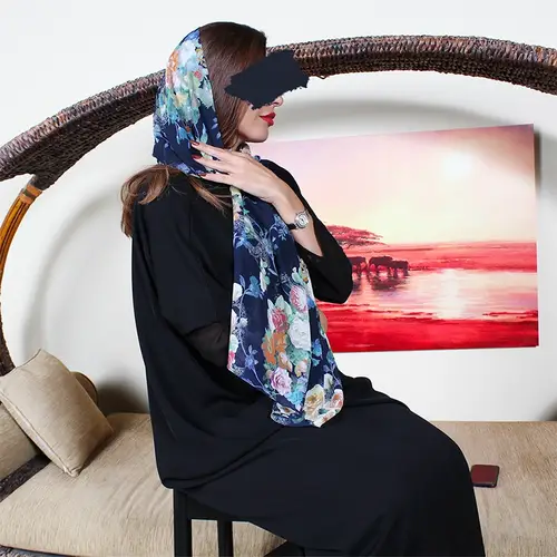 طرحة ناعمة على لون أزرق بورود جميلة