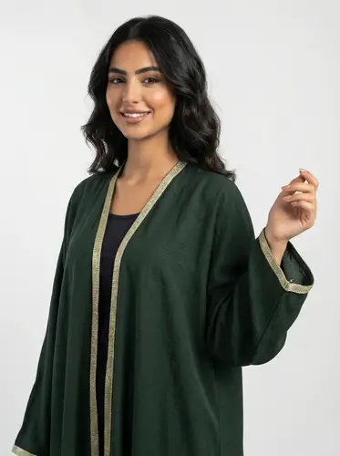 عباية ملونة بأطراف قيطان ذهبي