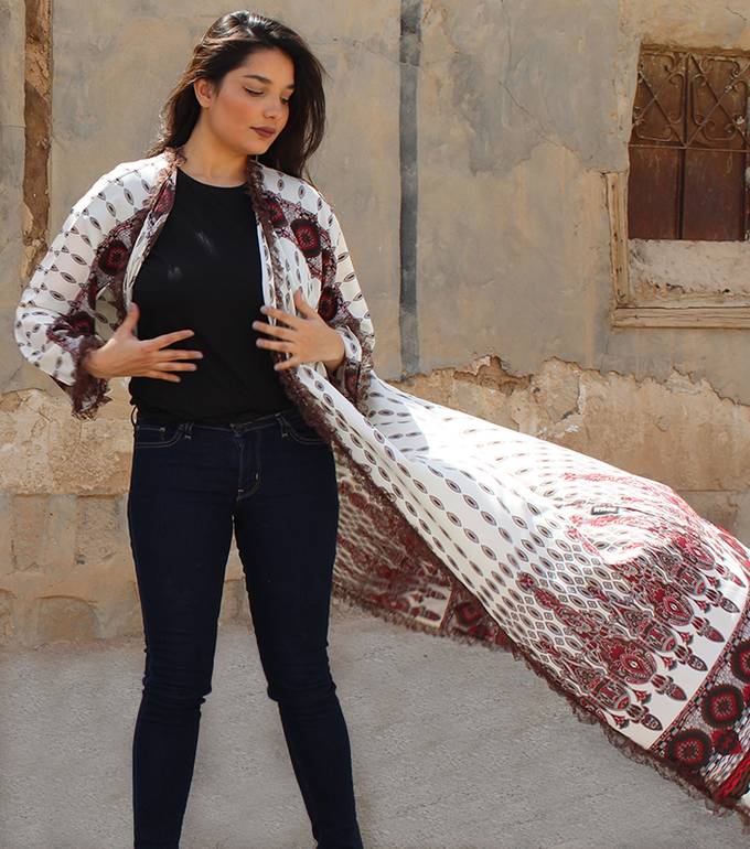 عباية ملونة بأطراف دانتيل