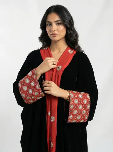 عباية مخمل بأطراف مطرزة