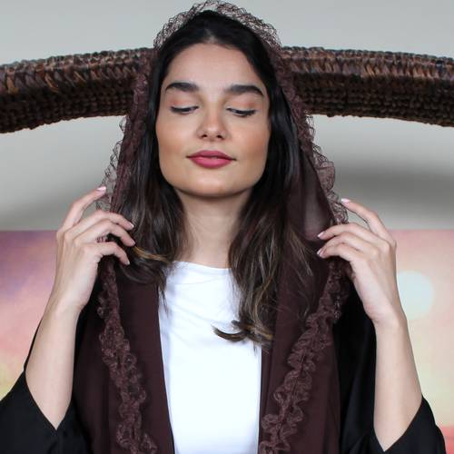 طرحة بني بأطراف دانتيل