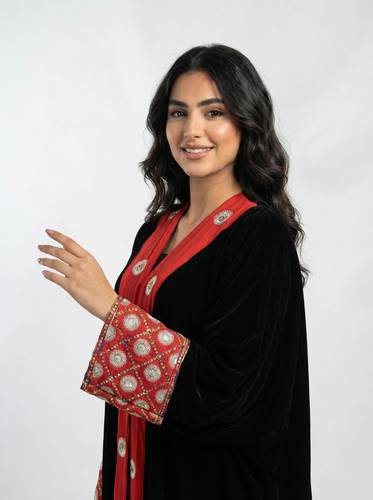 عباية مخمل بأطراف مطرزة