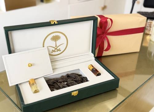 شنطة اهداءجلد ايطالي فاخرة للاهداء بداخلها مخلط الشيخ محاكي لعطر كلمات وأوقيتين تايجر كمبودي القديم