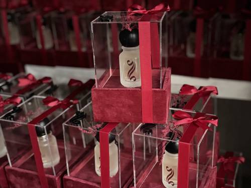علب عطور اكريلك مع قاعده مخمل
