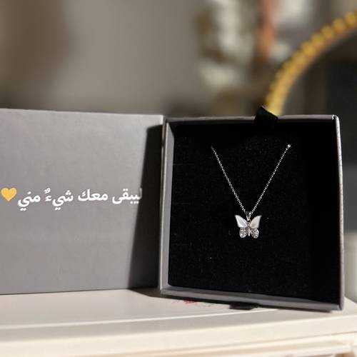 عقد الفراشة الفضي