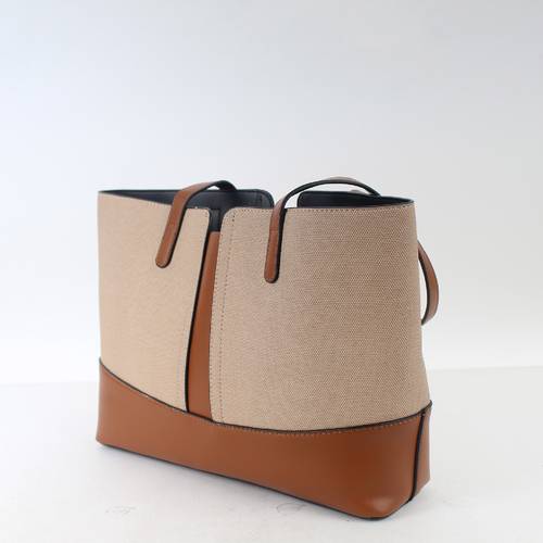 شنطة كتف نسائية بتصميم عملي وجذاب مناسب للاستخدام اليومي مع حقيبة صغيره بداخلها