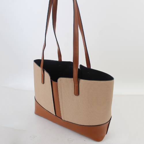 شنطة كتف نسائية بتصميم عملي وجذاب مناسب للاستخدام اليومي مع حقيبة صغيره بداخلها