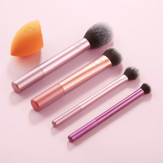 ريل تكنيك – مجموعة فرش Everyday Essentials مع إسفنجة Miracle Complexion – 5 قطع