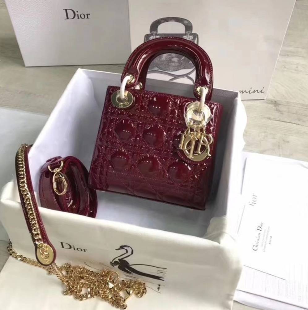 شنطة ليدي ديور لون احمر