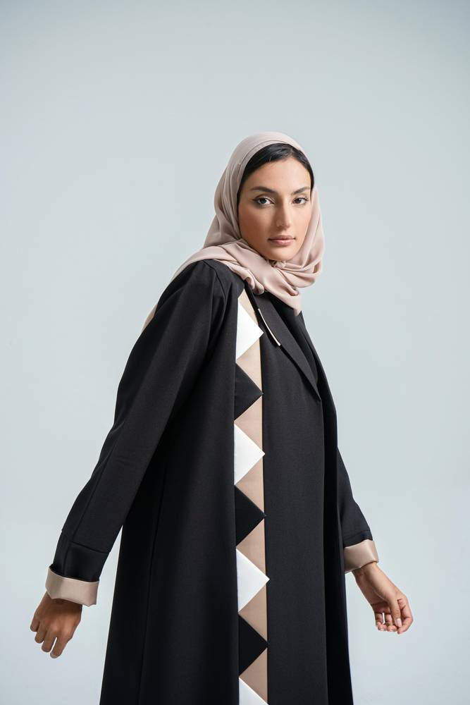 عباية رسميه سوداء بجيوب و بتصميم مميز باللون الابيض والبيج