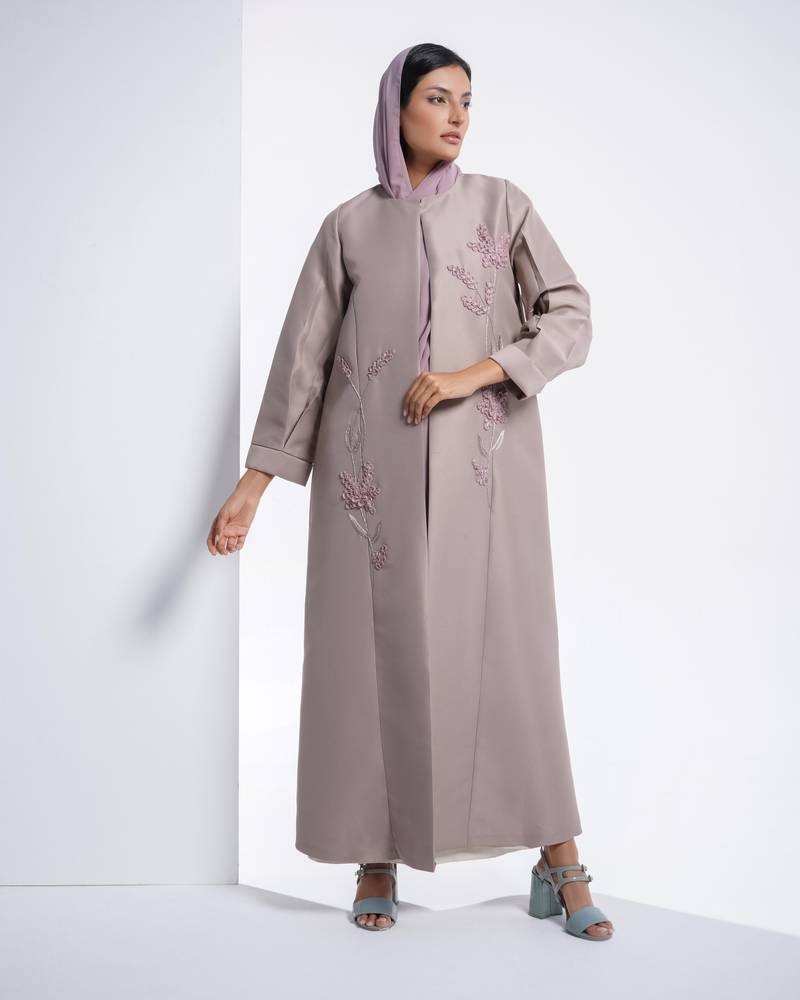 عباية باللون اللحمي الوردي dusty pink  من التفته بقصة انيقه وتطريز بنفس اللون لاعطاء منظر مونوكرامك انيق