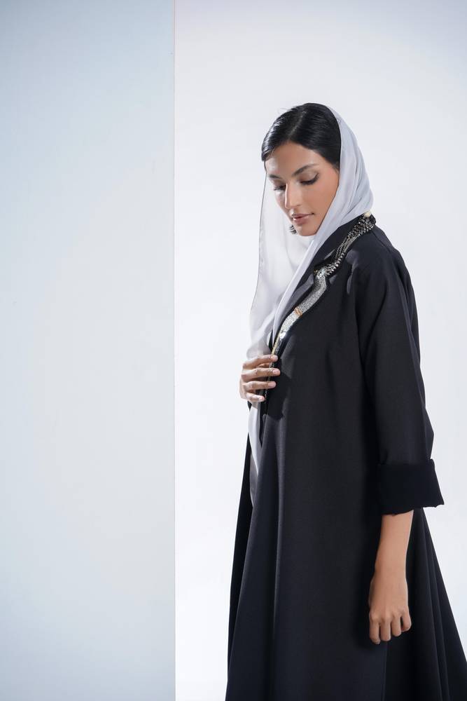 عباية بليزر كريب اسود بشك وتطريز انيق