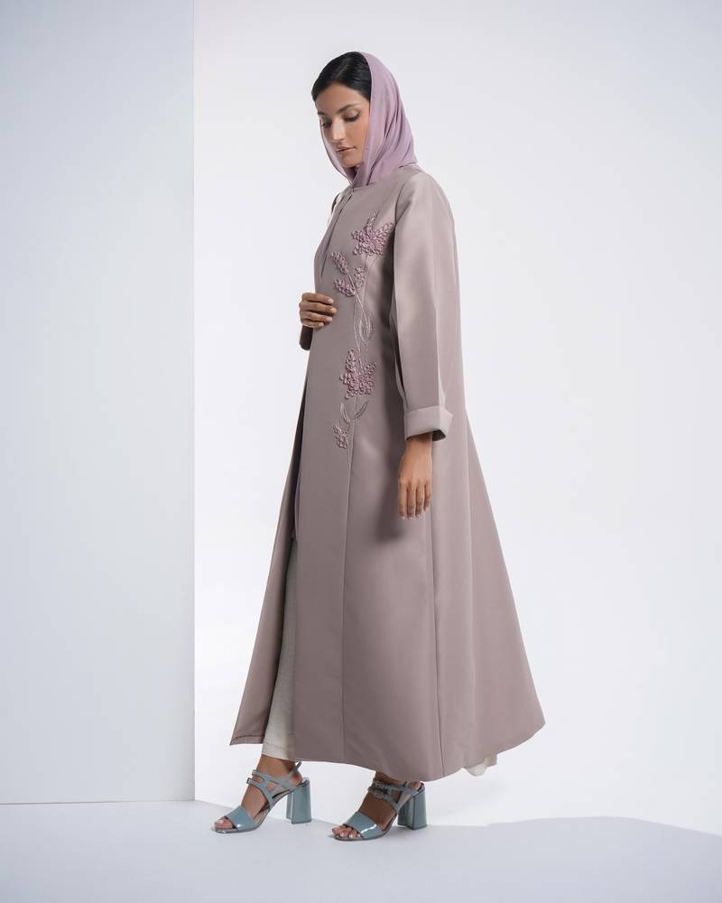 عباية باللون اللحمي الوردي dusty pink  من التفته بقصة انيقه وتطريز بنفس اللون لاعطاء منظر مونوكرامك انيق