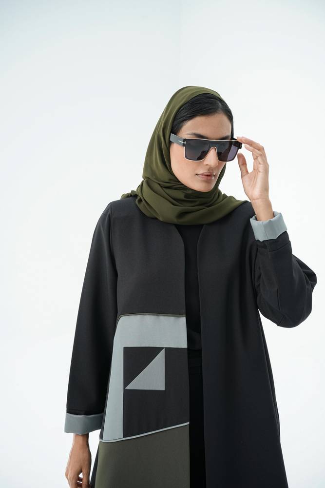 عباية كريب اسود مع ازرق واخضر بجيوب