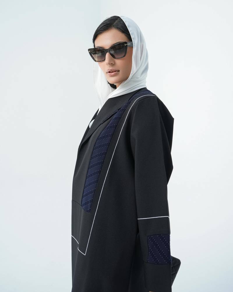 عباية كريب اسود مع كحلي بتطريز ابيض بجيوب