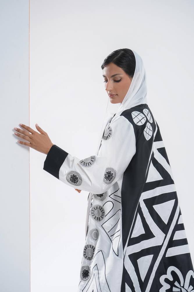 عباية من التفته الأسود والأبيض برسمات مميزه وشك  انيق