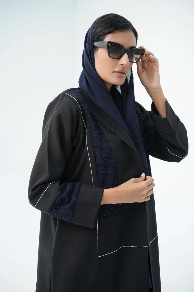 عباية كريب اسود مع كحلي بتطريز ابيض بجيوب
