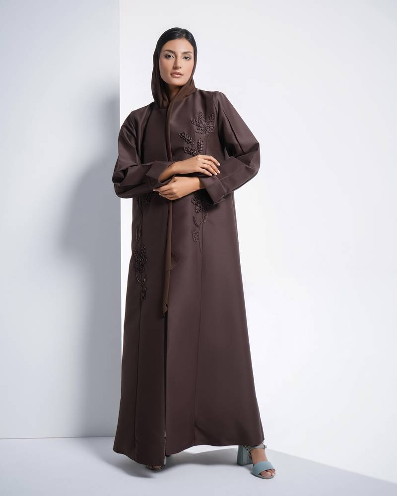 عباية باللون البني من التفته بقصة انيقه وتطريز بنفس اللون لاعطاء منظر مونوكرامك انيق